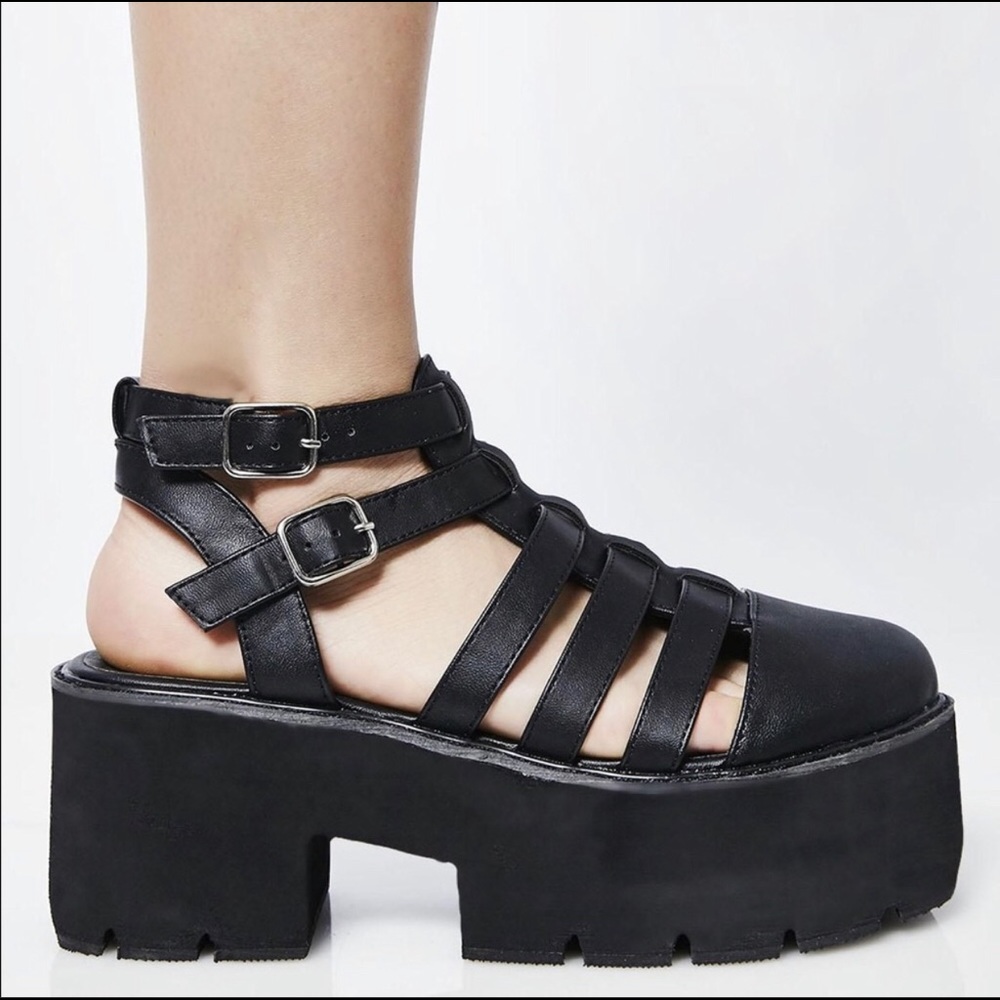 NWOB Stompin’ around black platform sandals